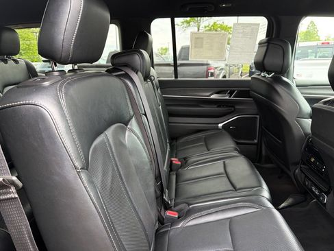 Certified 2024 Jeep Wagoneer Series II w/ Flexible Seating Group AWD/4WD image 10