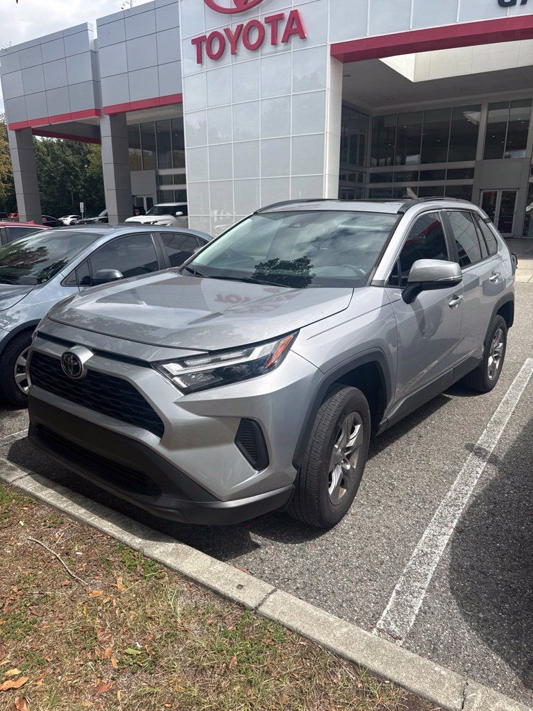 Used 2022 Toyota RAV4 XLE w/ Convenience Package FWD image 1