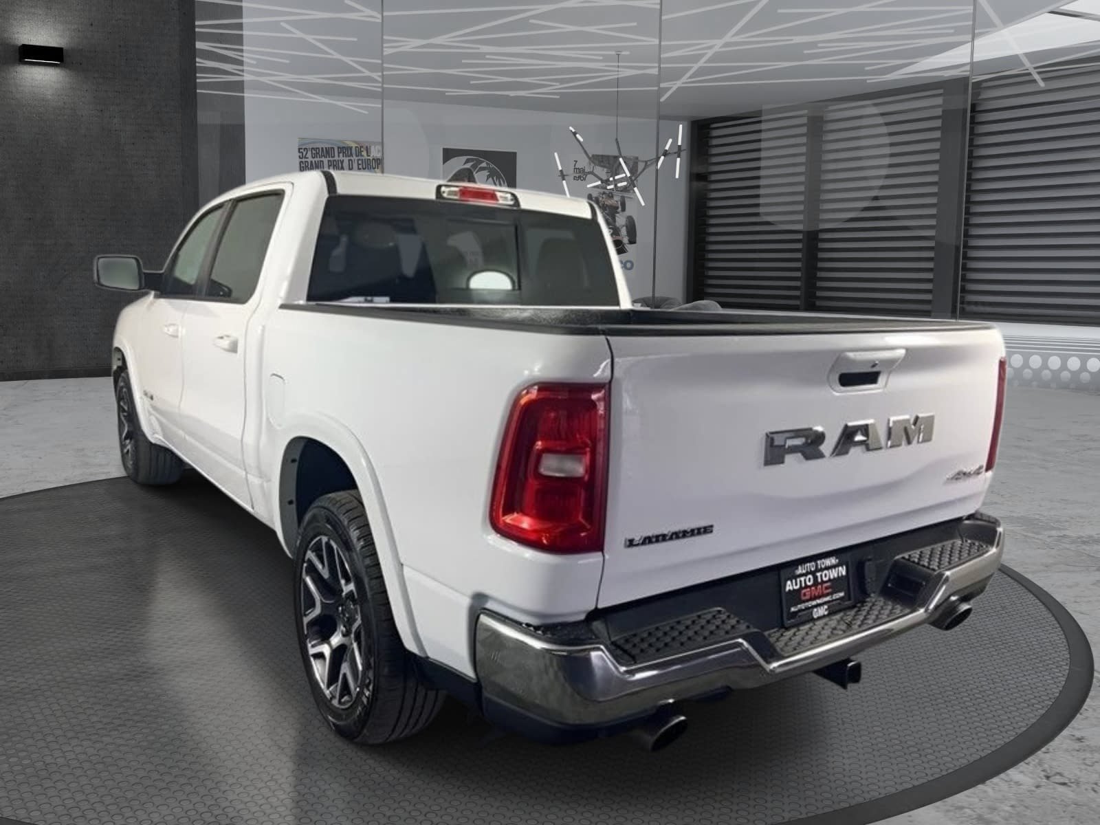 Used 2025 RAM 1500 Laramie AWD/4WD image 8
