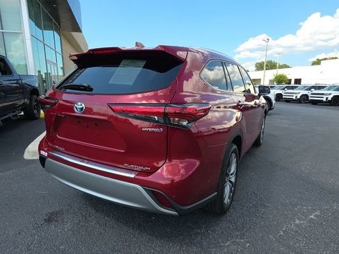 Used 2021 Toyota Highlander Platinum FWD image 4
