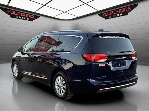 Used 2018 Chrysler Pacifica Touring-L image 6