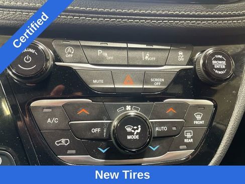 Used 2025 Chrysler Pacifica Limited FWD image 19