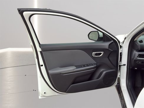 New 2025 Kia K4 LX image 28