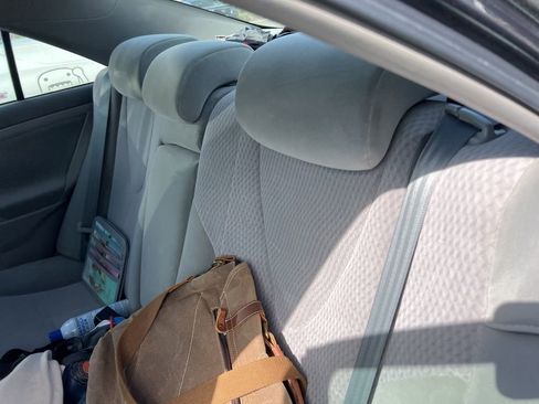 Used 2010 Toyota Camry LE image 9