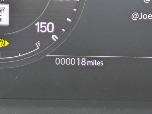 New 2026 Land Rover Defender 110 X-Dynamic SE image 11