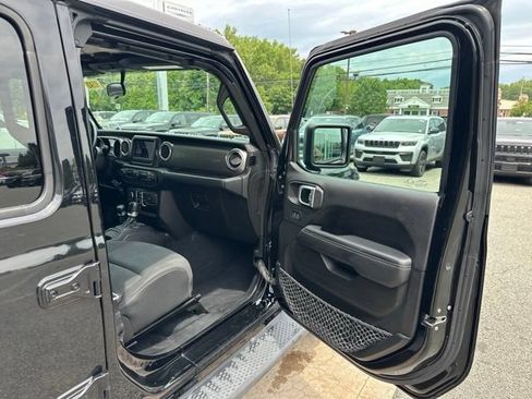 Used 2019 Jeep Wrangler Unlimited Sahara w/ Cold Weather Group AWD/4WD image 11