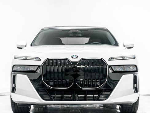 Used 2024 BMW 760i xDrive w/ Executive Package AWD/4WD image 4
