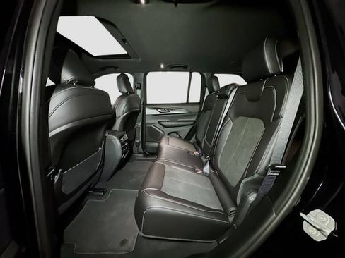 New 2025 Jeep Grand Cherokee Altitude image 15