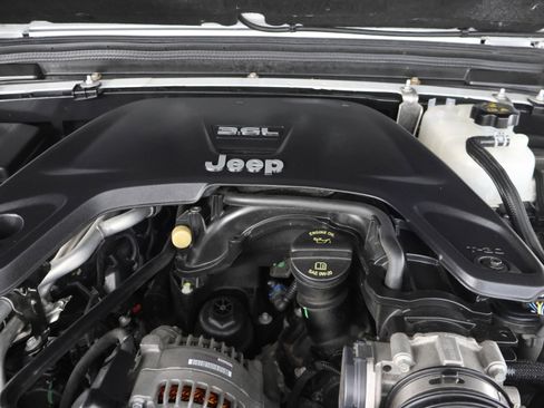 Used 2019 Jeep Wrangler Unlimited Sahara AWD/4WD image 17