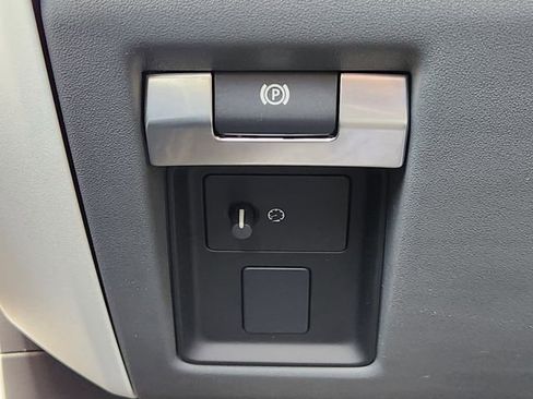 Used 2024 Land Rover Defender 110 SE image 21