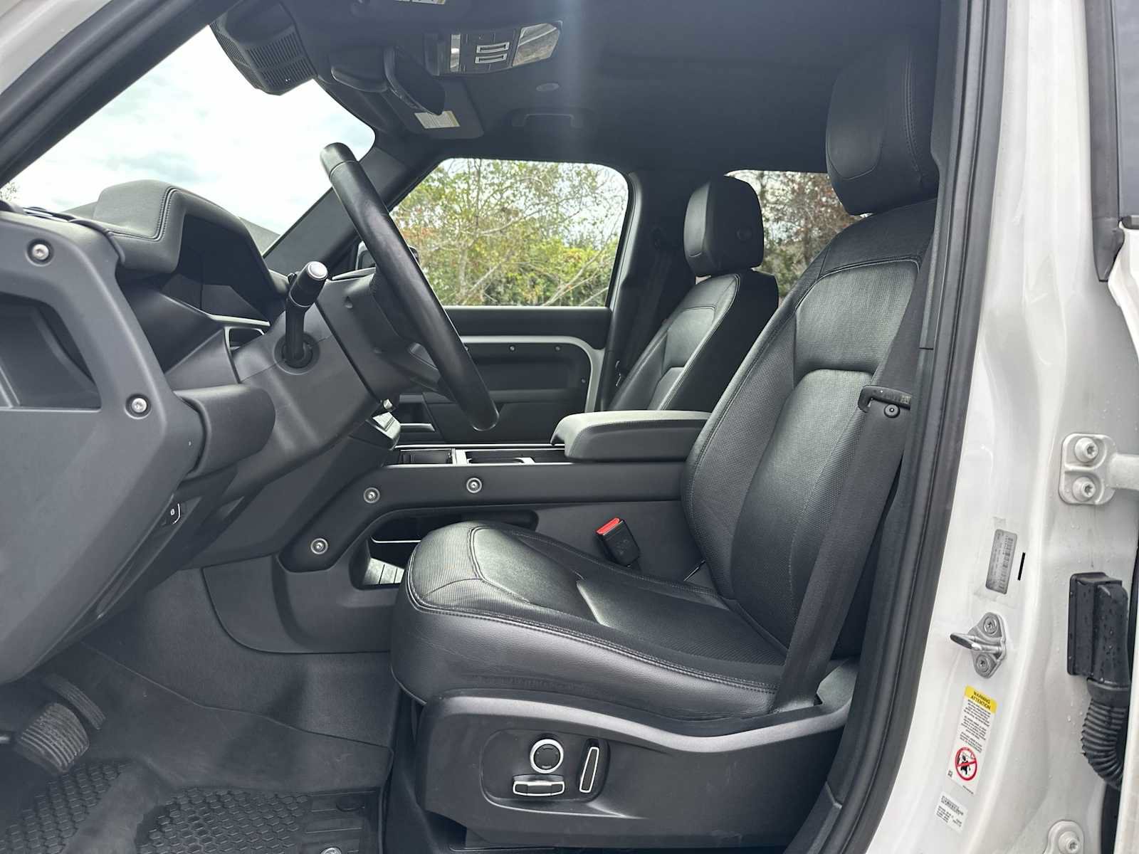 Used 2024 Land Rover Defender 130 X-Dynamic SE AWD/4WD image 2