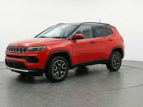 Used 2025 Jeep Compass Trailhawk image 3