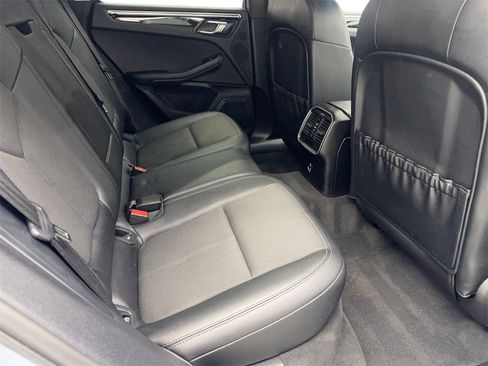 Used 2022 Porsche Macan image 38