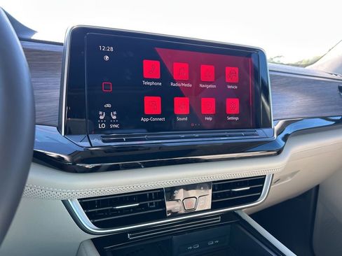 Used 2025 Volkswagen Atlas SEL Premium R-Line image 33