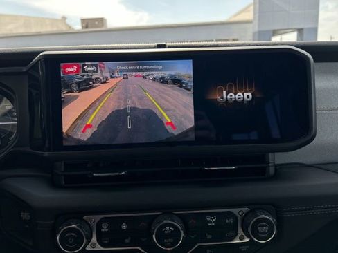 Used 2025 Jeep Wrangler Unlimited Sahara image 56