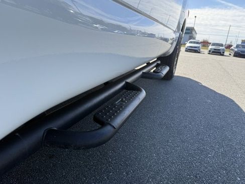 Used 2024 Nissan Titan SV w/ SV Convenience Package image 12