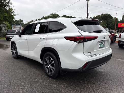 Used 2023 Toyota Highlander XLE FWD image 3