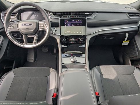 New 2025 Jeep Grand Cherokee Altitude image 18