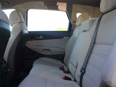 Used 2017 Kia Sorento LX image 14