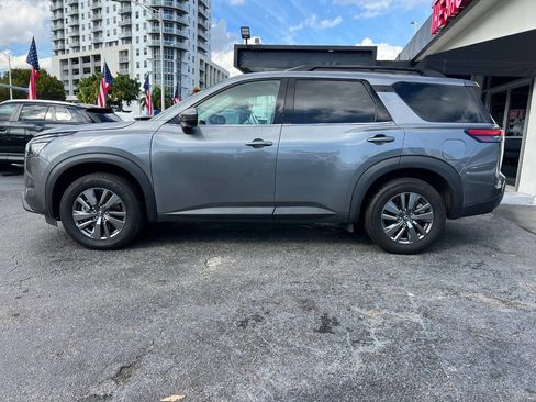 Used 2024 Nissan Pathfinder SV image 3