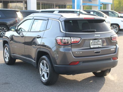 Used 2023 Jeep Compass Latitude w/ Convenience Group AWD/4WD image 5