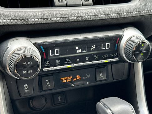 Used 2022 Toyota RAV4 XLE Premium AWD/4WD image 20