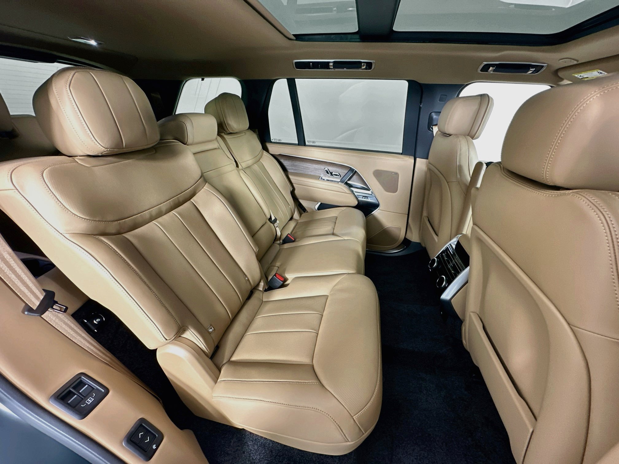 New 2027 Land Rover Range Rover Long Wheelbase SE AWD/4WD image 25