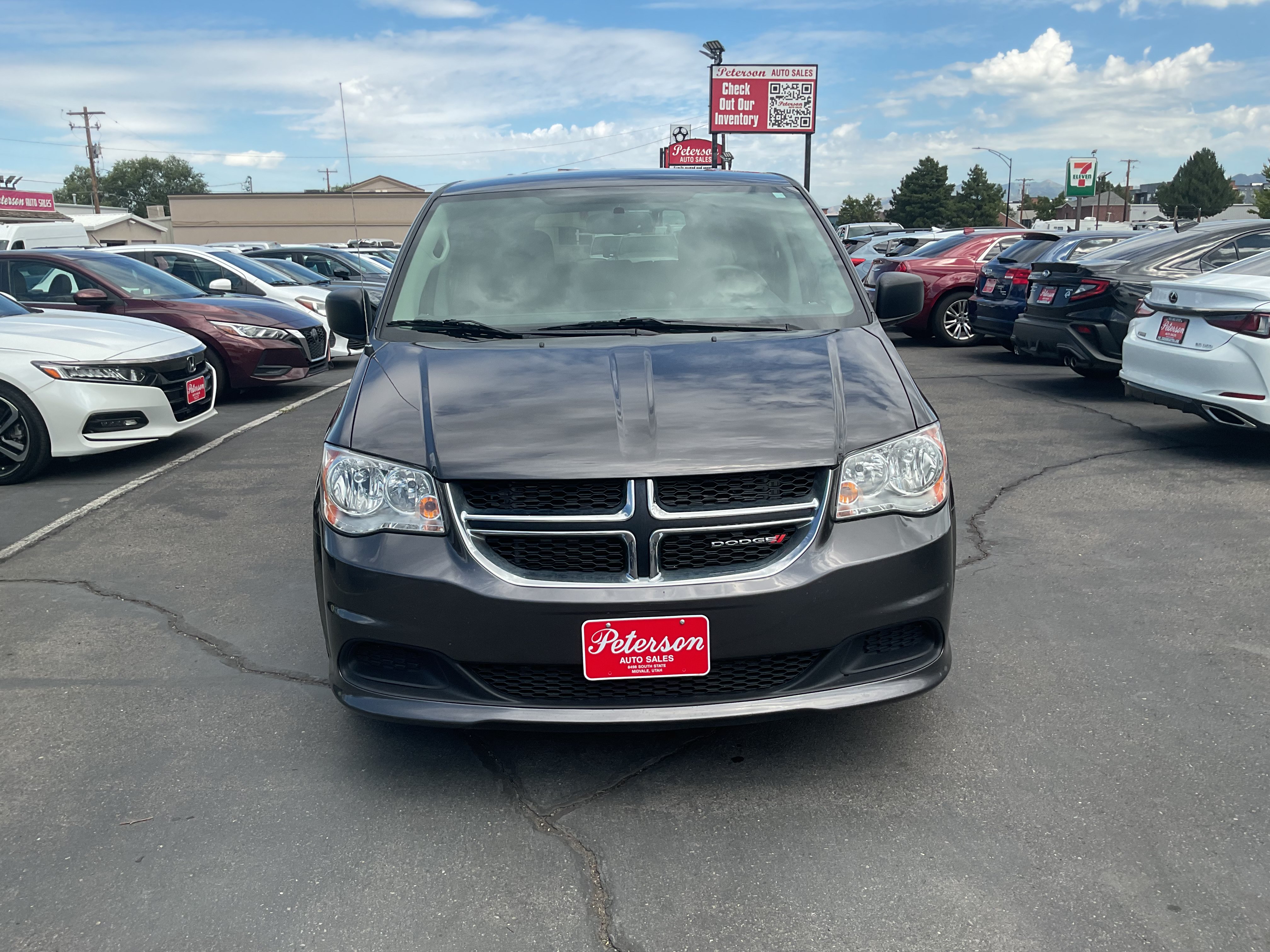 Used 2017 Dodge Grand Caravan SE w/ UConnect Hands-Free Group FWD image 3