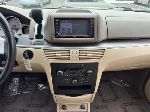 Used 2010 Volkswagen Routan SEL FWD image 2