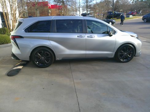 Used 2021 Toyota Sienna XSE image 54