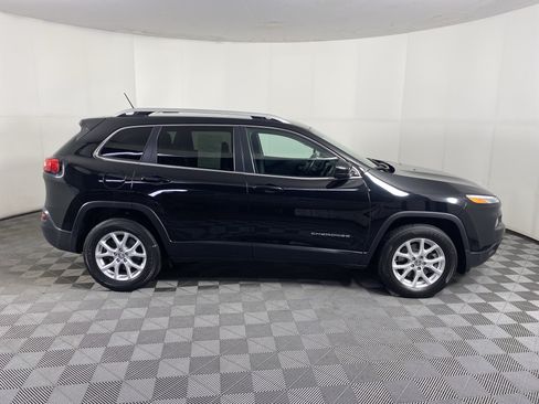 Used 2018 Jeep Cherokee Latitude w/ Safety Group AWD/4WD image 5