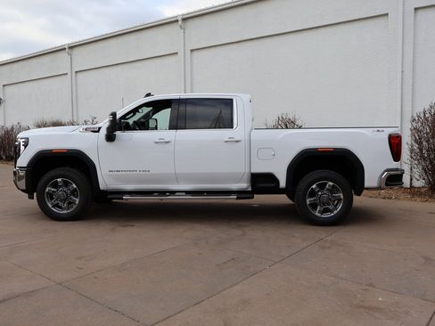 New 2026 GMC Sierra 2500 SLE image 2