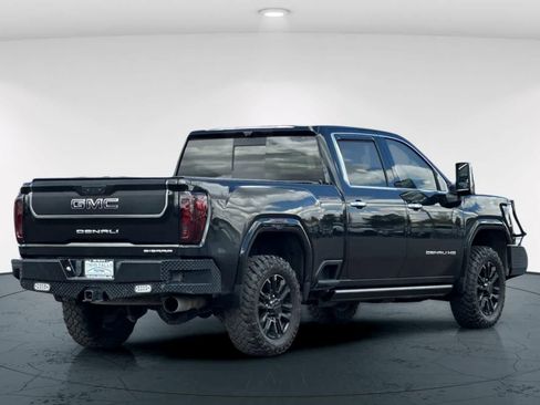 Used 2022 GMC Sierra 2500 Denali w/ Denali Black Diamond Edition AWD/4WD image 2