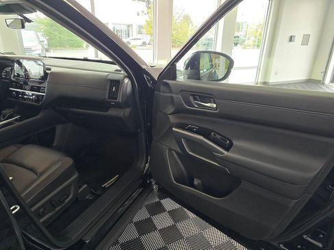 Used 2025 Nissan Pathfinder SL image 43