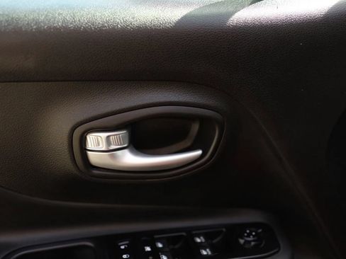 Used 2023 Jeep Renegade Latitude AWD/4WD image 10