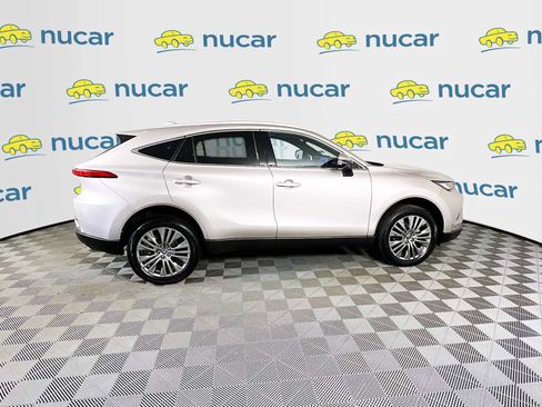 Used 2024 Toyota Venza XLE image 8