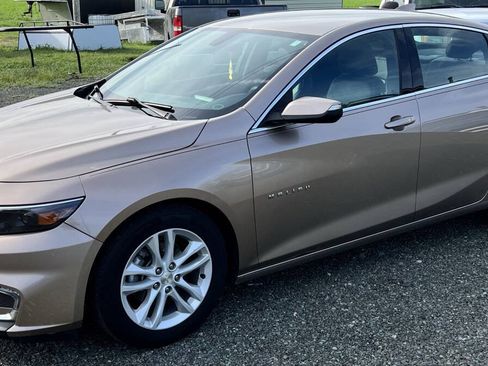 Used 2018 Chevrolet Malibu LT w/ Leather Package FWD image 2