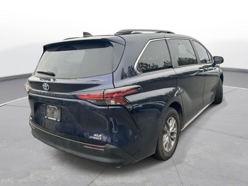 Used 2022 Toyota Sienna XLE image 6
