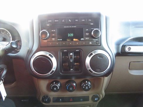 Used 2016 Jeep Wrangler Unlimited Sahara w/ Connectivity Group image 25