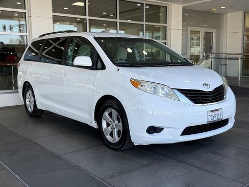 Used 2014 Toyota Sienna LE FWD image 6