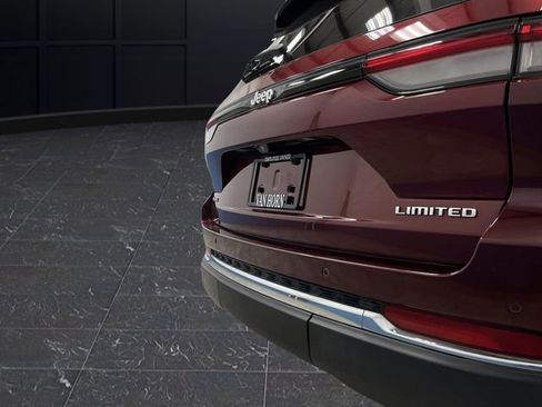 Used 2022 Jeep Grand Cherokee Limited w/ Luxury Tech Group II image 35