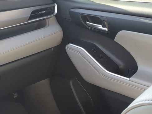 Used 2021 Toyota Highlander XLE image 15