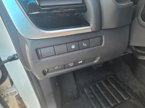 Used 2025 Nissan Rogue SL w/ Tech Package FWD image 17