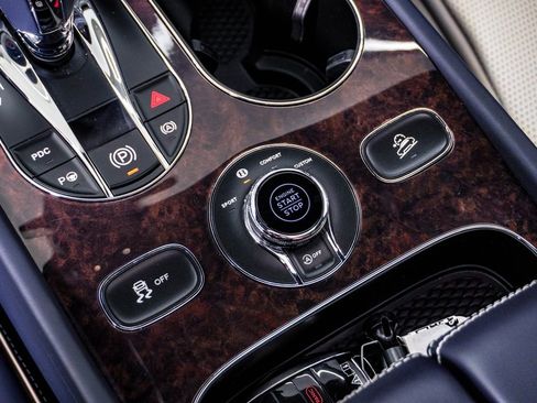 Used 2022 Bentley Bentayga AWD/4WD image 30