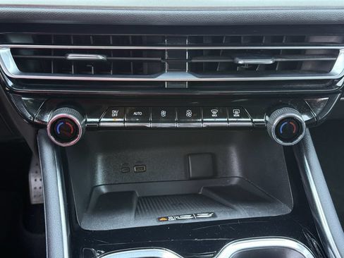 Used 2025 Chevrolet Traverse LT FWD image 18