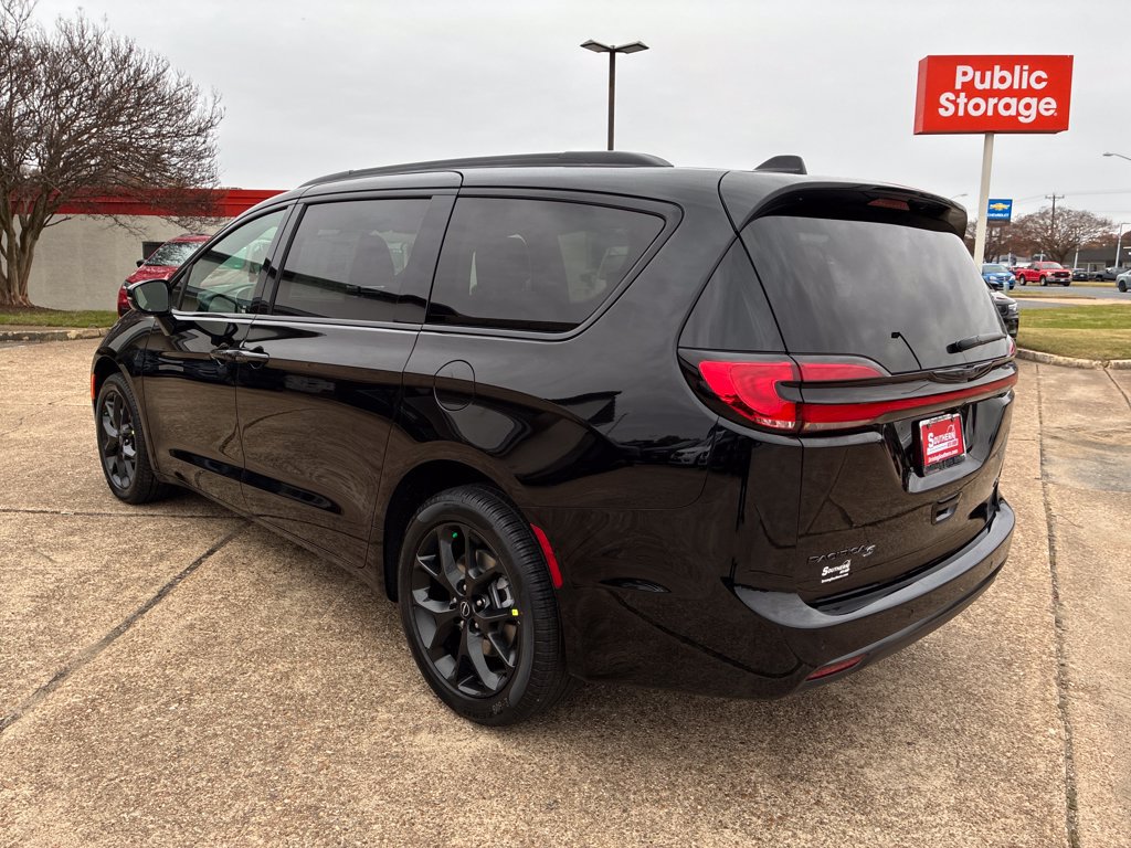 New 2026 Chrysler Pacifica Select AWD/4WD image 3
