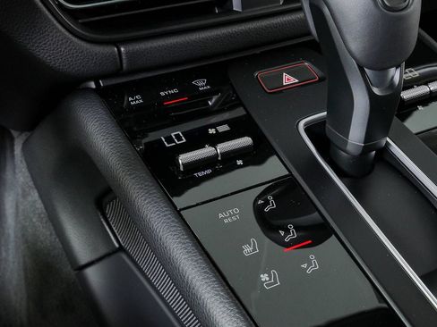 Certified 2026 Porsche Macan AWD/4WD image 18