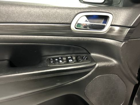Used 2021 Jeep Grand Cherokee Laredo AWD/4WD image 13