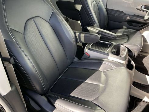 Used 2024 Chrysler Pacifica Touring-L FWD image 24