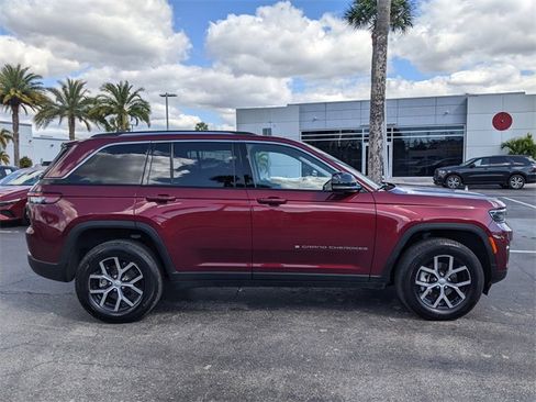 Certified 2023 Jeep Grand Cherokee Limited image 3